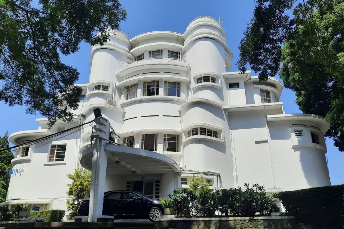 Gedung Isola atau Villa Isola Bandung.