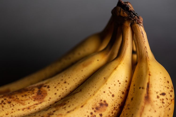 Buah pisang yang terlalu matang biasanya mengundang lalat buah.