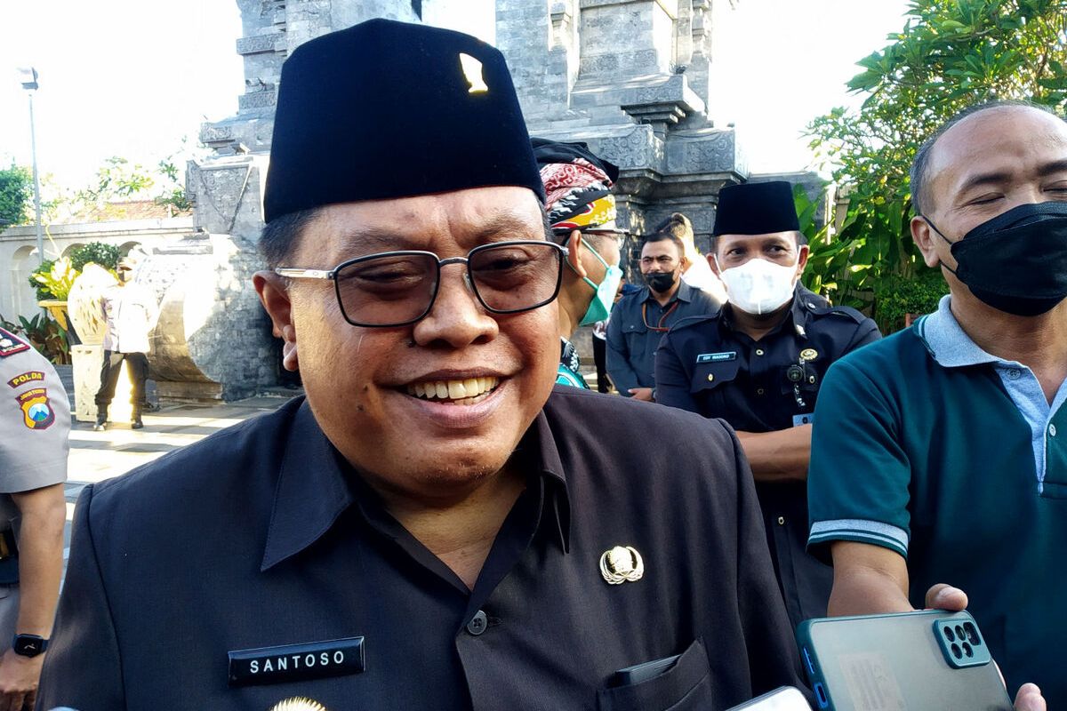 Wali Kota Blitar Santoso menjawab pertanyaan wartawan di area Makam Bung Karno, Jumat (13/5/2022)