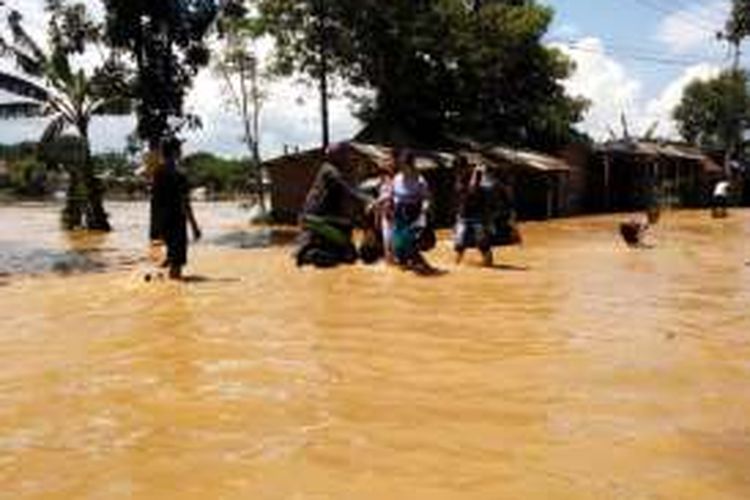 Sejumlah warga saat membawa barang berharga untuk mengungsi di Kampung Tambakan, Desa Rancamanyar, Kecamatan Baleendah, Kabupaten Bandung, Minggu (13/3/2016).