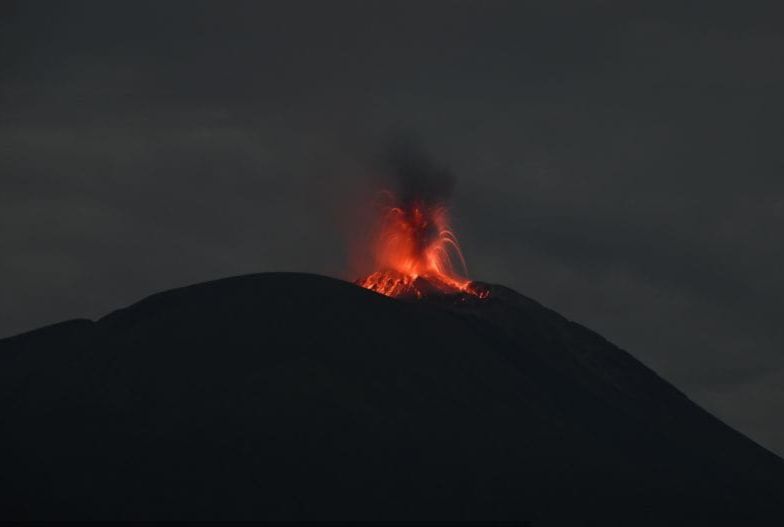Gunung Ile Lewotolok Kembali Meletus Disertai Lontaran Lava Pijar