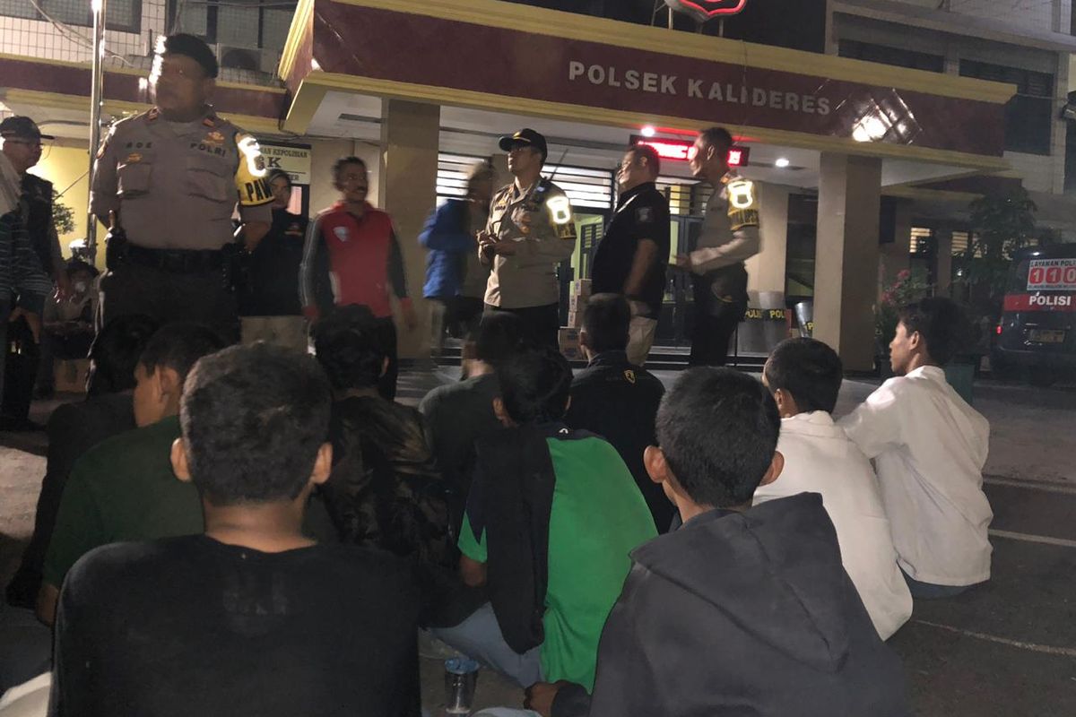 Kapolsek Kalideres AKP Indra Maulana Saputra saat menghalau massa pelajar yang hendak berdemo di Gedung DPR/MPR pada Senin (30/9/2019)