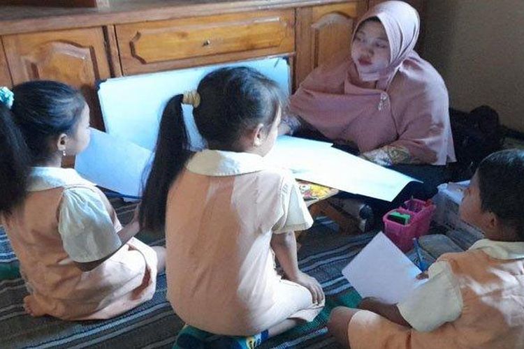 
Murid TK Dharma Wanita Desa Sawaran Lor, Kecamatan Klakah, Kabupaten Lumajang, Jawa Timur terpaksa menumpang ke rumah warga untuk melakukan kegiatan belajar mengajar, Selasa (14/5/2024) 