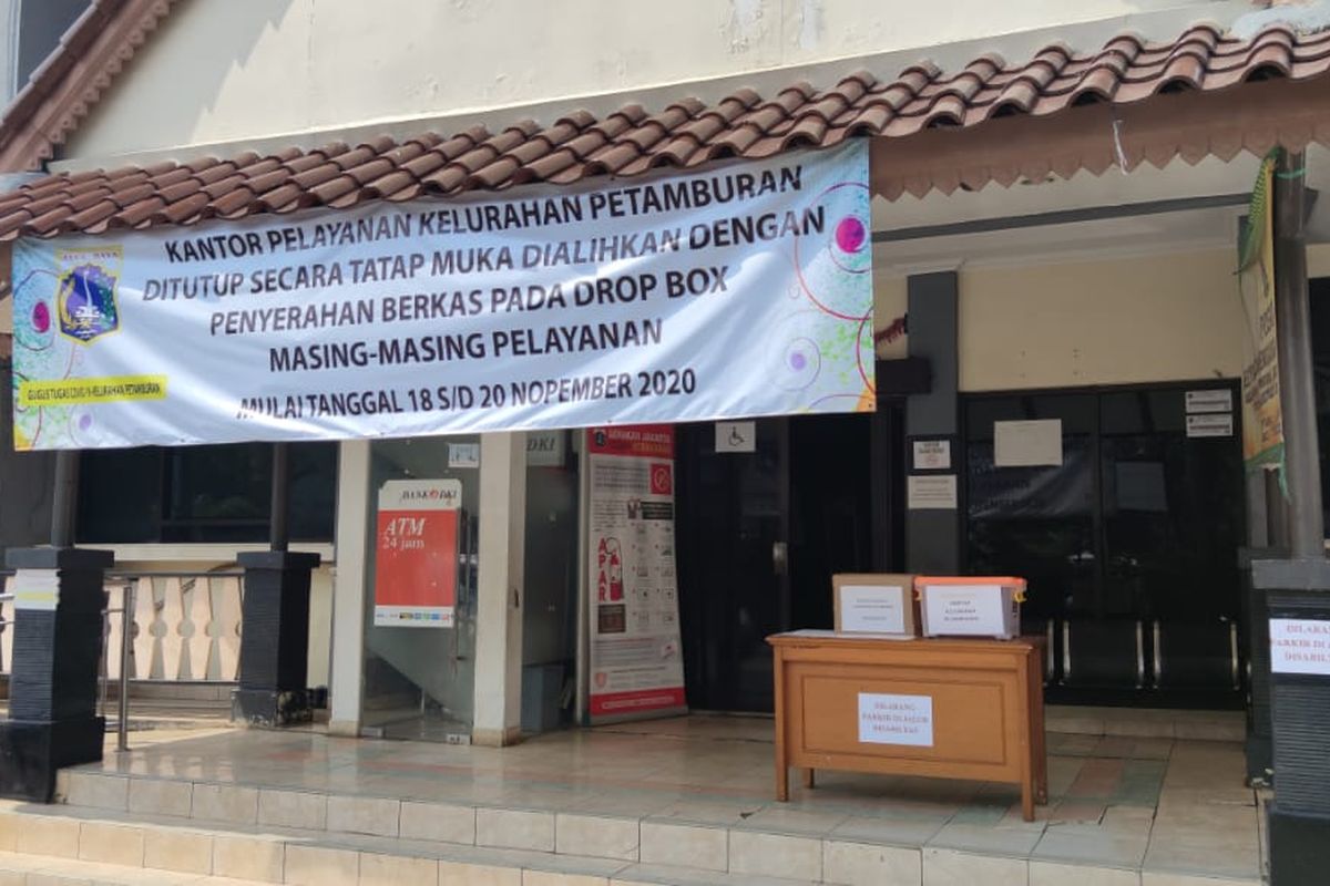 Suasana di Kantor Lurah Petamburan, Jakarta Pusat, tampak sepi, Kamis (19/11/2020). Aktivitas di kantor itu dihentikan untuk sementara karena Lurah Petamburan Setiyanto dinyatakan positif Covid-19. 