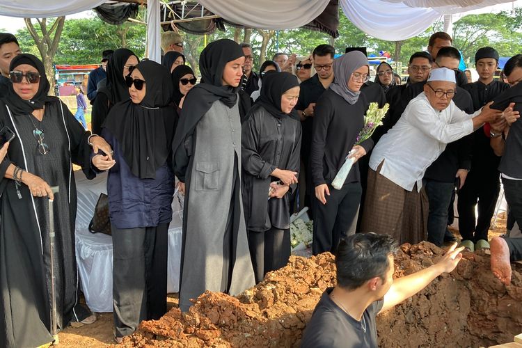 Cara Bangkit dan Menata Hidup Kembali Setelah Kehilangan Orangtua seperti Olla Ramlan