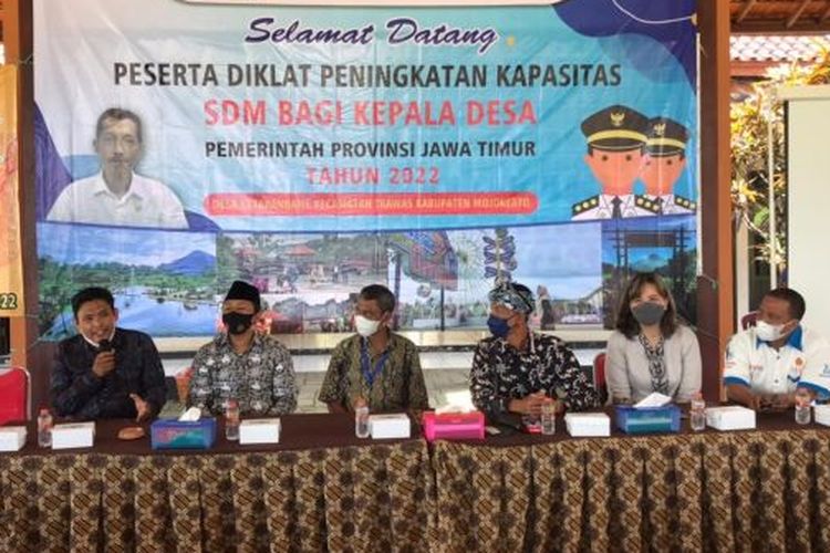 Narasumber pada diklat peningkatan kapasitas SDM bagi kepala desa di Jawa Timur oleh Universitas Surabaya (Ubaya).