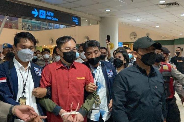 Apin BK (baju tahanan warna merah), tersangka bandar judi online asal Medan, tiba di Bandara Internasional Kualanamu, Deli Serdang, Senin (17/10/2022) sekitar pukul 18:00 WIB 

