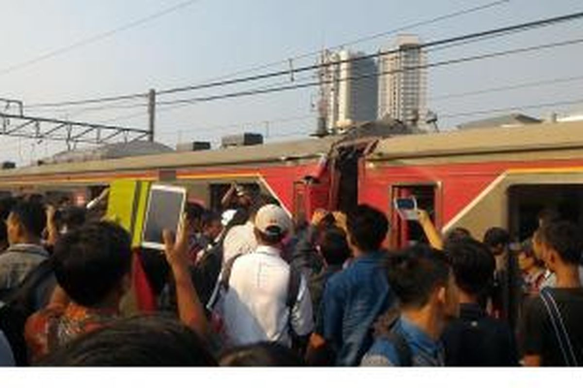 Situasi di lokasi kecelakaan dua rangkaian Commuter Line di dekat Stasiun Juanda, Jakarta, Rabu (23/9/2015). Foto diambil pengguna Twitter [at]nandayogya.
