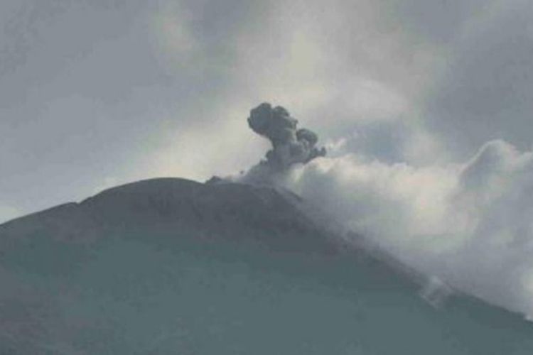 Foto: Gunung Ile Lewotolok meletus, Rabu (12/4/2023) pukul 08.31 Wita.