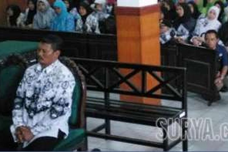 Sambudi duduk di kursi pesakitan PN Sidoarjo dengan dukungan rekan seprofesinya, Rabu (29/6/2016). 