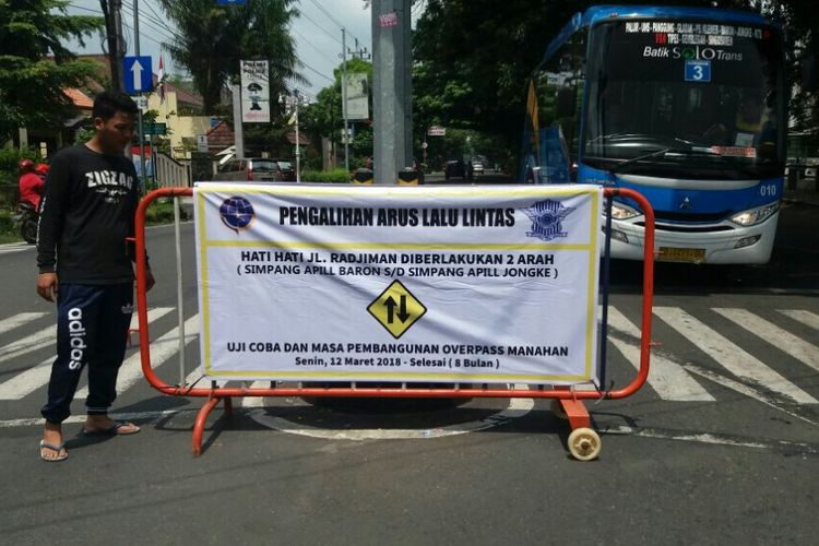 Pemasangan rambu pendahulu penunjuk jalan selama pengalihan arus pembangunan Overpass Manahan di Solo, Jawa Tengah, Sabtu (3/3/2018).
