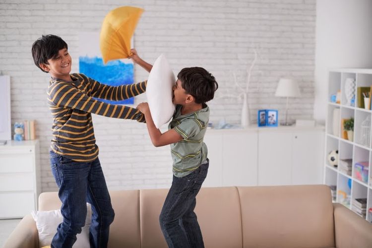 Meski di rumah, anak perlu tetap bergerak aktif agar tumbuh kembangnya maksimal