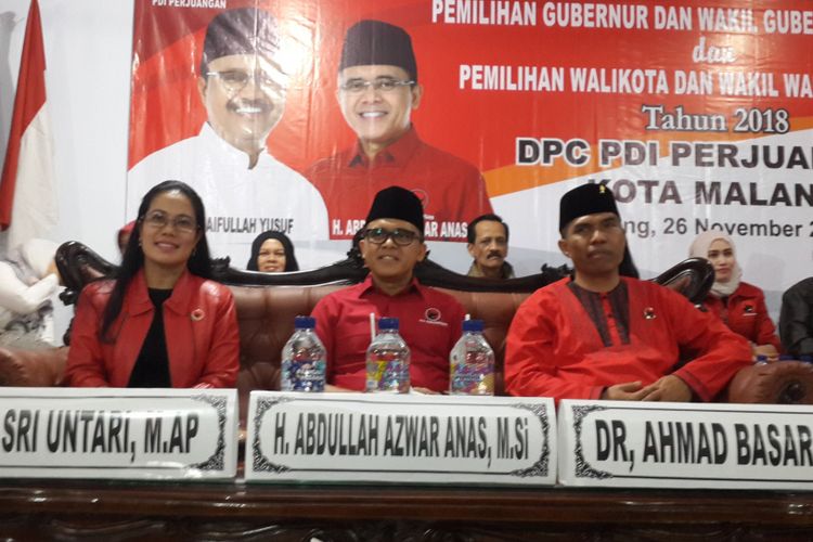 Sekretaris DPD PDI Perjuangan Jawa Timur Sri Untari (kiri) bersama Bupati Banyuwangi Abdullah Azwar Anas di kantor DPC PDI Perjuangan Kota Malang, Minggu (26/11/2017) malam.