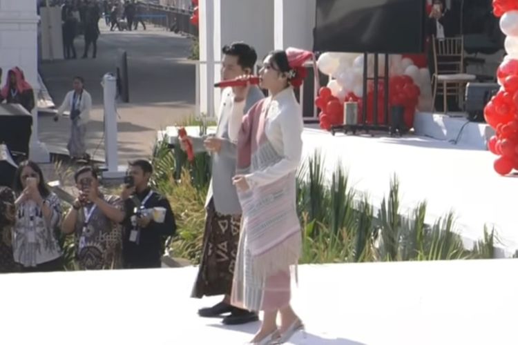 Penyanyi Isyana Sarasvati dan Cakra Khan berduet dalam rangkaian Upacara HUT ke-80 Republik Indonesia di Istana Merdeka, Jakarta, Minggu (17/8/2025).