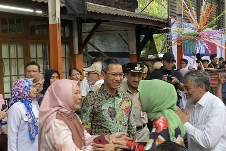  Penjabat Gubernur DKI Jakarta Heru Budi Hartono menggunakan hak suara di Pemilihan Umum (Pemilu) 2024 di TPS 55 Kelurahan Duren Sawit, Jakarta Timur pada Rabu (14/2/2024).