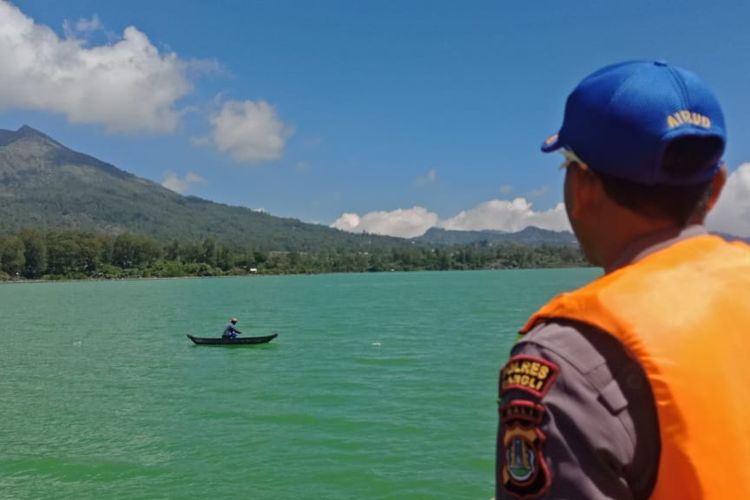 Air di Danau Batur yang nampak hijau, Selasa (28/1/2020).