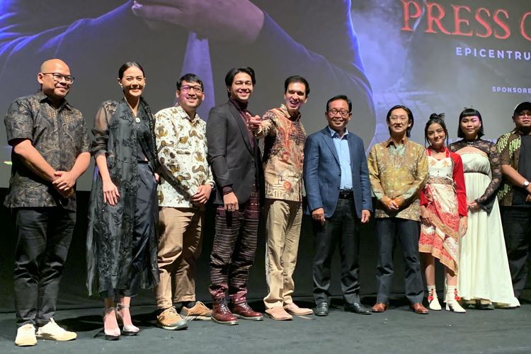 Para pemeran film Kisah Tanah Jawa: Pocong Gundul dalam acara press screening di Epicentrum, Jakarta Selatan, Rabu (13/9/2023).