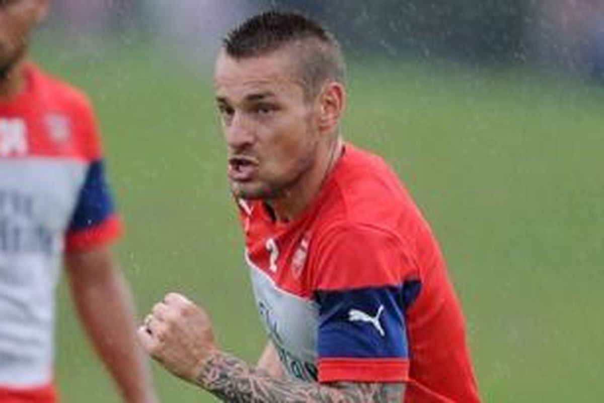 Bek Arsenal asal Perancis, Mathieu Debuchy.