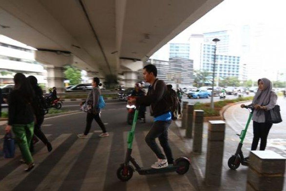 Ilustrasi pengguna skuter listrik di Jakarta