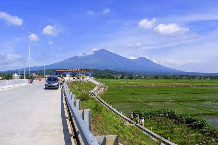 Panorama Jalan Tol Pandaan-Malang dengan latar Gunung Arjuno.