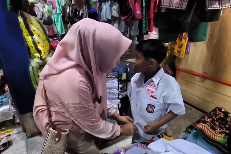 Menjelang tahun ajaran 2025, toko-toko seragam di Polewali Mandar dipenuhi pembeli. Pedagang panen untung hingga tiga kali lipat dari hari biasa, Sabtu (12/7/2025).

