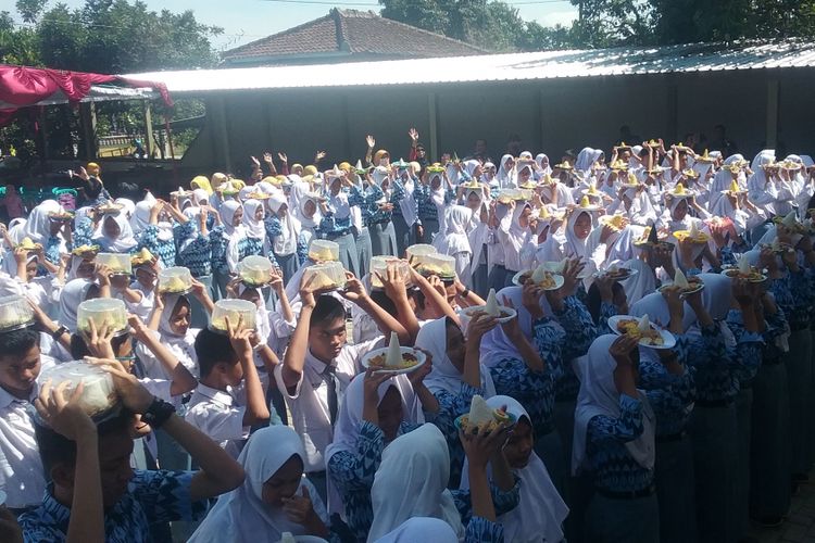 Lebih dari seribu siswa memanggul nasi tumpeng di kepala. Kompas.Com/Slamet Priyatin