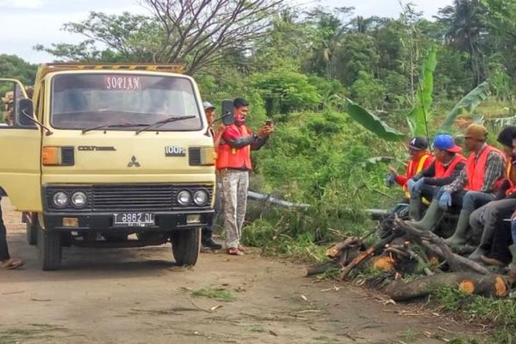 Uang calon tenaga kerja yang gagal masuk ke perusahaan akan dikembalikan setelah mendapat potongan. Hal tersebut terjadi di desa-desa yang di daerahnya terdapat kawasan industri seperti Campaka, Bungur Sari, Purwakarta, Jatiluhur, dan Cibatu.