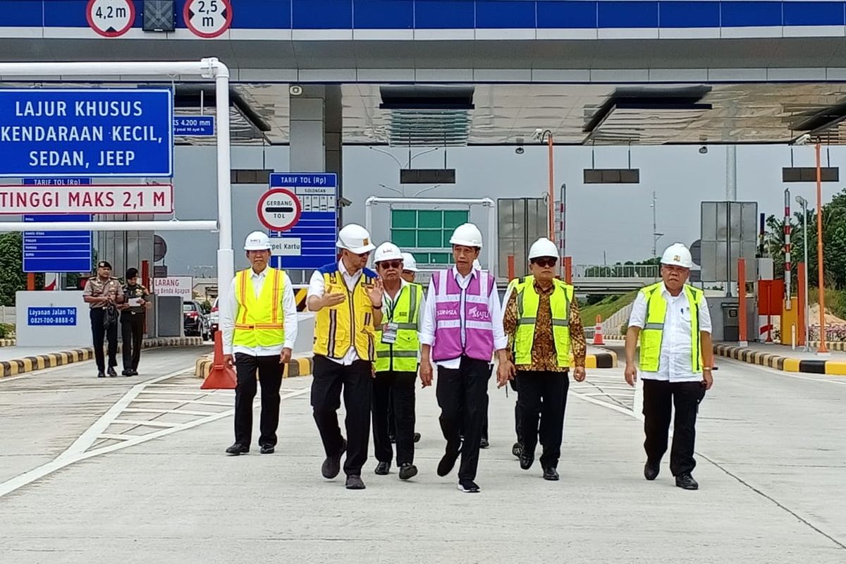 Presiden Republik Indonesia Joko Widodo (Jokowi) menijau Jalan Tol Pekanbaru-Dumai (Permai), Jumat (21/2/2020). Dalam tinjauan ini, Jokowi didampingi Menteri Pekerjaan Umum dan Perumahan Rakyat (PUPR) Basuki Hadimuljono, Kepala Badan Pengatur Jalan Tol (BPJT) dan Kepala Kantor Staf Presiden Moeldoko.