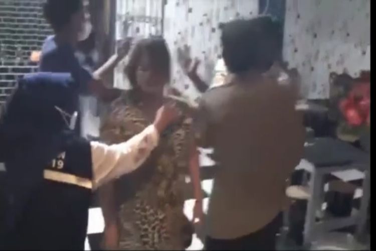 Oknum Satpol PP menganiaya pasangan suami isteri pemilik warung kopi saat menggelar razia PPKM di Kabupaten Gowa, Sulawesi Selatan. Rabu, (14/7/2021).