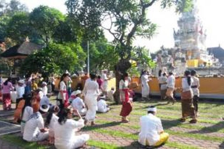 Persembahyangan di Pura Agung Jagadnatha saat Hari Raya Galungan, Rabu (17/12/2014).