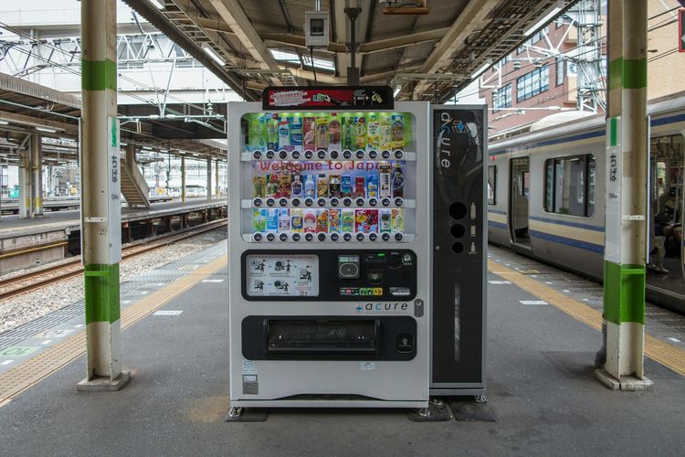 Jumlah vending machine (mesin penjual minuman otomatis) di Jepang disebut mencapai level terendah dalam 30 tahun. Simak penjelasan di baliknya.