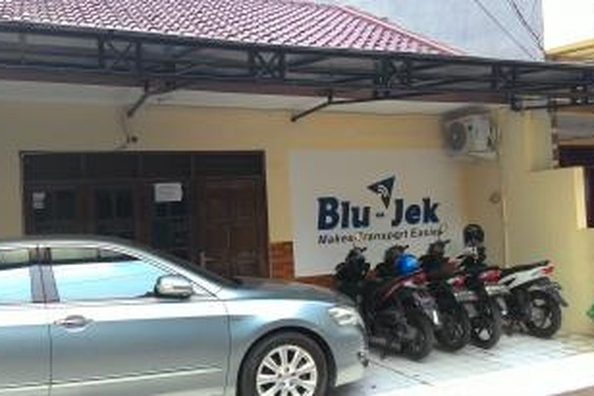 Kantor penyedia layanan ojek berbasis aplikasi, Blu-Jek di kawasan Gandaria Selatan, Cilandak, Jakarta Selatan.