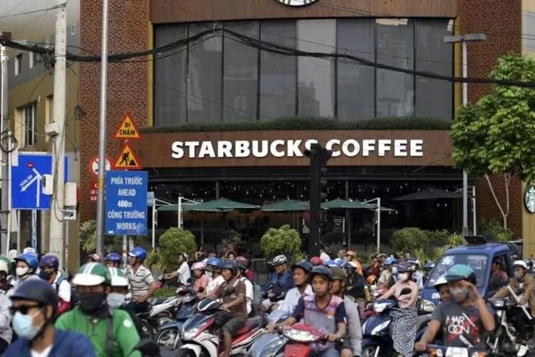 Starbucks pertama kali membuka tokonya di Vietnam sepuluh tahun yang lalu.
