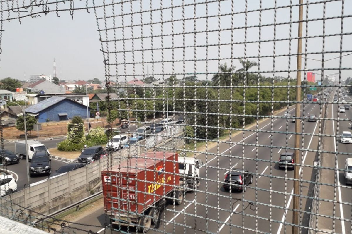 Jalan layang Jalan Pesanggrahan, Kembangan, Jakarta Barat menjadi lokasi pelemparan batu yang dilakukan MR (40) terhadap pengguna jalan tol Jorr pada Senin (16/7/2018).