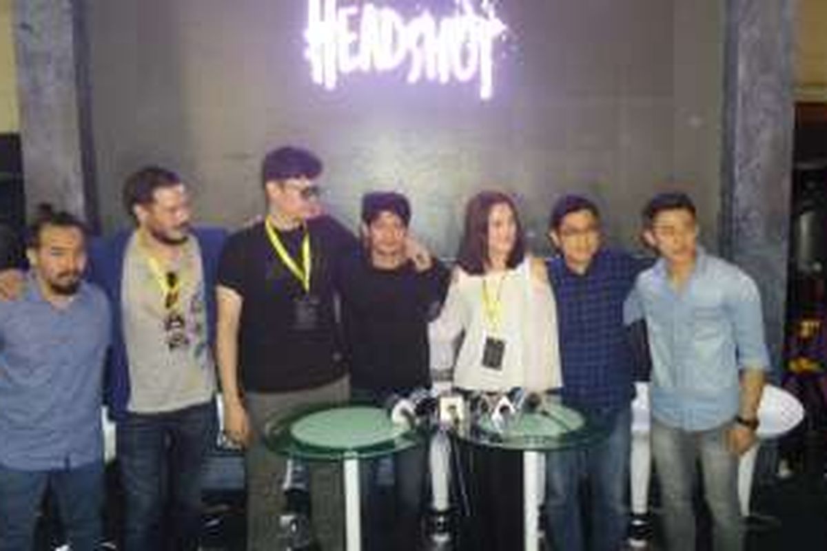 Iko Uwais bersama pemain dan sutradara film Headshot diabadikan  di Jakarta Convention Center, Jakarta Pusat, Minggu (2/10/2016).