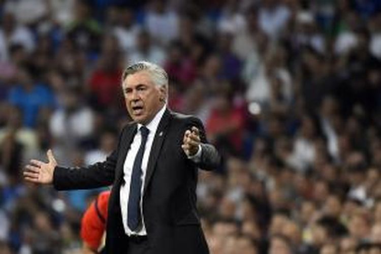 Pelatih Real Madrid, Carlo Ancelotti, saat menyaksikan pertandingan Primera Division antara timnya dan Cordoba, di Santiago Bernabeu, Senin (25/8/2014).