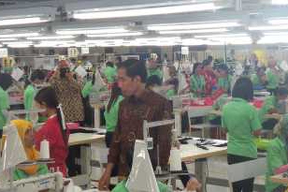 Presiden Joko Widodo berbincang dengan karyawan PT Nesia Pan Pacific Clothing di Wonogiri, Jumat (22/1/2016).