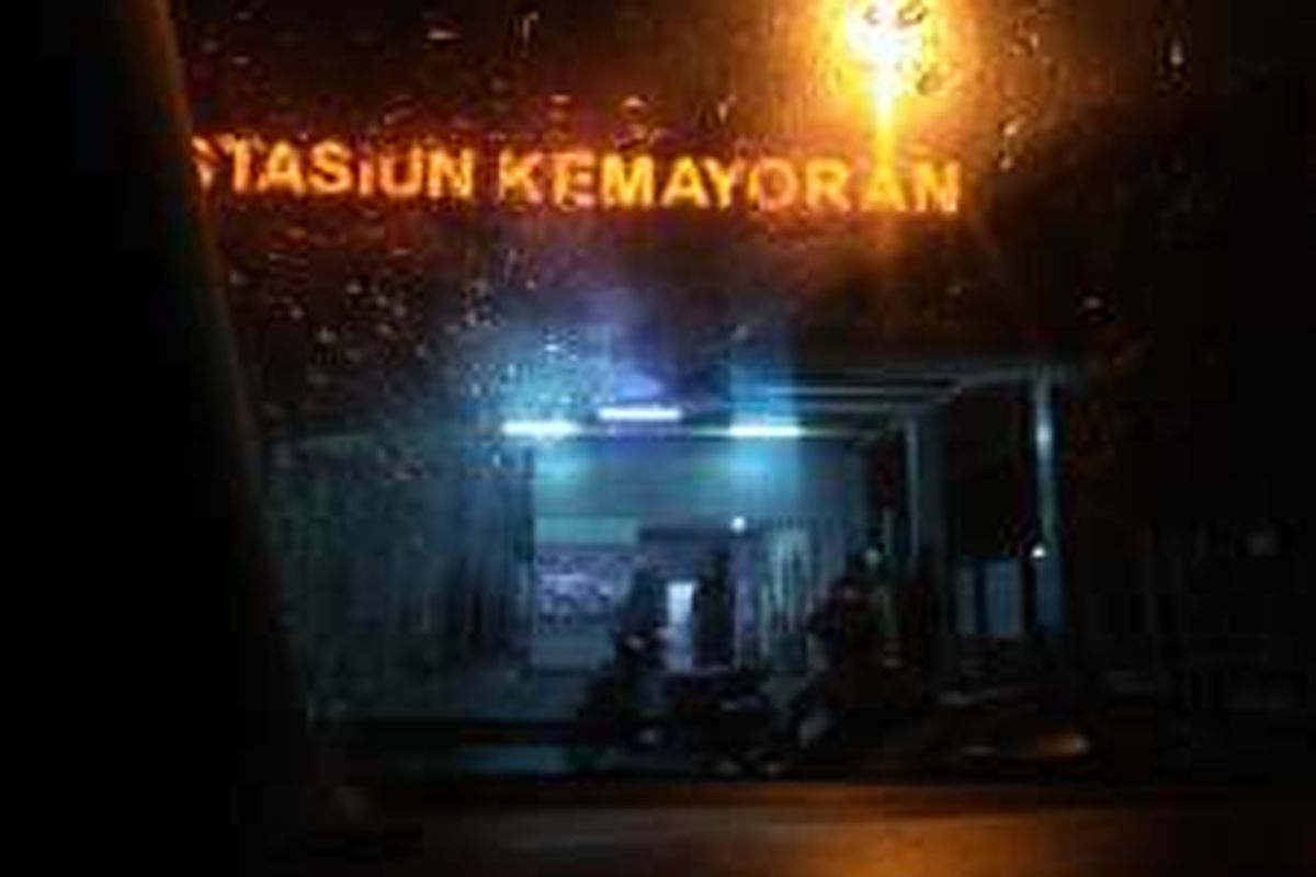 Polisi Polsek Kemayoran melakukan cek TKP di Stasiun Kemayoran terkait dugaan intimidasi oleh driver ojek pangkalan terhadap driver  ojek aplikasi, Minggu (14/8/2016).