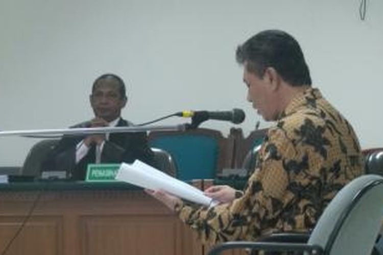 Pegawai Mahkamah Agung Djodi Supratman membacakan nota pembelaan atau pledoi di Pengadilan Tindak Pidana Korupsi, Jakarta, Senin (2/12/2013). Djodi dituntut 3 tahun penjara dalam kasus dugaan penerimaan suap dari pengacara Mario Cornelio Bernardo.