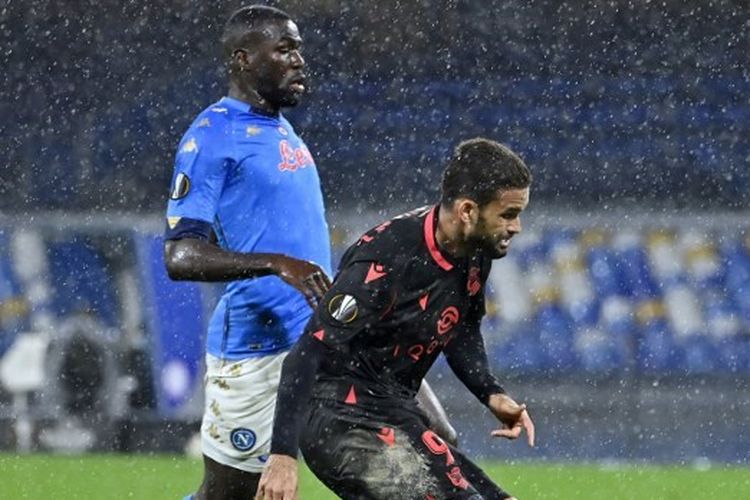 Kalidou Koulibaly (kiri) berebut bola dengan Willian Jose dalam laga Napoli vs Real Sociedad pada matchday ke-6 Liga Europa 2020-2021 yang digelar di Stadion Diego Armando Maradona, Naples, Jumat (11/12/2020) dini hari WIB.