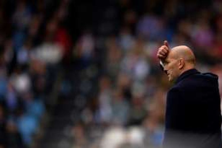 Ekspresi Zinedine Zidane ketika mendampingi Real Madrid melawan Deportivo La Coruna pada partai La Liga di Stadion Rizor, 14 Mei 2016.