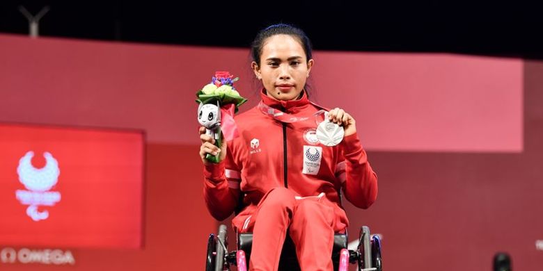 Atlet parapowerlifting Indonesia, Ni Nengah Widiasih, sukses mempersembahkan medali perak untuk Indonesia pada Paralimpiade Tokyo 2020.