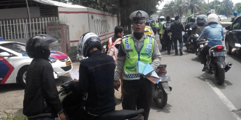 Beberapa pengemdara terjaring razia kendaraan di Jalan Daan Mogot, Cengkareng, Jakarta Barat, Rabu (25/2/2015)