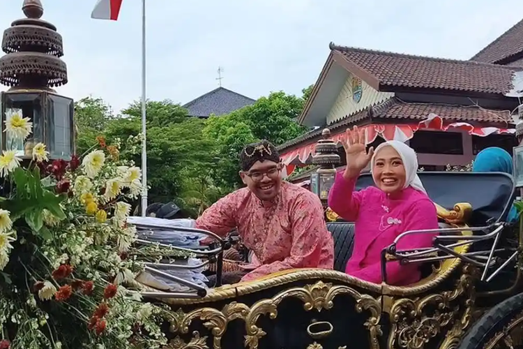 Bupati Batang Naik Kereta Kuda Pimpin Kirab HUT ke-60, Tradisi Udek-udekan Bikin Warga Berebut