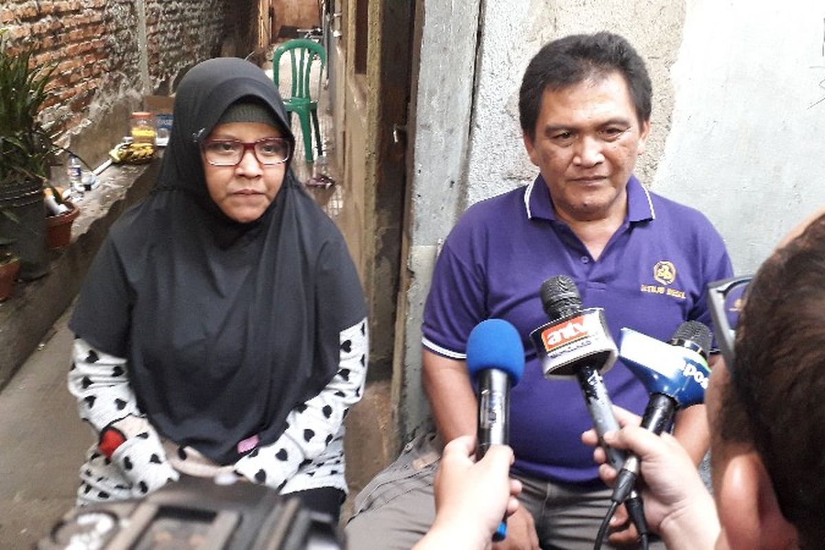 Mayrisa Sirawati dan Siloam (kakak dan ayah Haringga Sirla) berbagi kisah tentang Haringga dikediaman mereka yang terletak di Jalan Bangun Nusa, RT 13 RW 01, Cengkareng Timur, Jakarta Barat pada Rabu (26/9/2018).