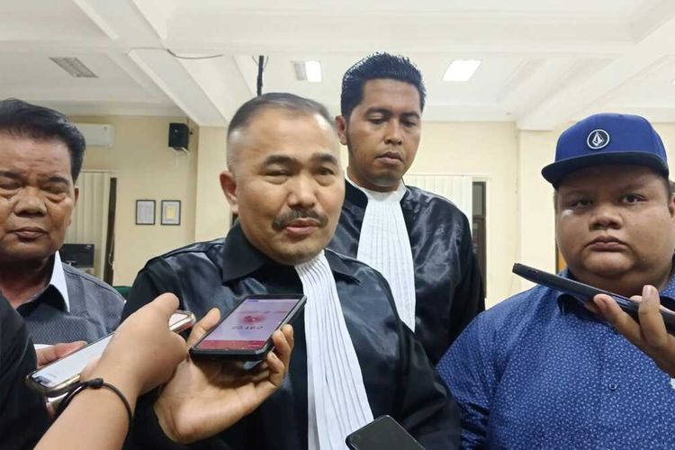 Kamaruddin Simanjuntak saat mendampingi kliennya usai persidangan di Pengadilan Negeri Balikpapan