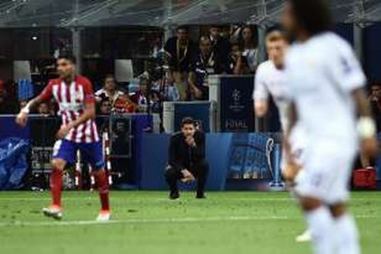 Diego Simeone mengamati pertandingan antara Atletico Madrid dan Real Madrid pada final Liga Champions di San Siro, Sabtu (28/5/2016).