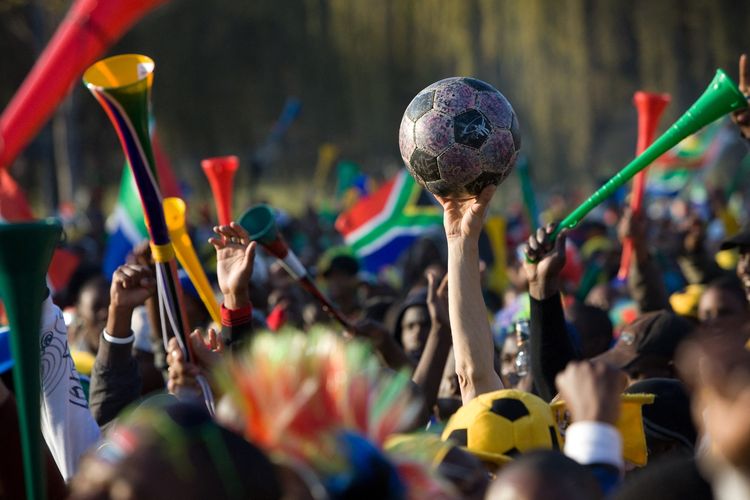 Suporter mengangkat vuvuzela menjelang laga pembuka Piala Dunia 2010 antara Afrika Selatan melawan Meksiko di Soweto, Afsel, 11 Juni 2010.