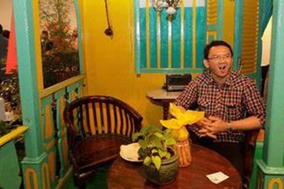 Bakal calon wakil gubernur DKI Jakarta Basuki Tjahaja Purnama (Ahok) mengunjungi pameran Betawi Punye Gaye di Bentara Budaya Jakarta, Kamis (19/4/2012). Pameran yang akan berlangsung dari 20-29 April 2012 ini memamerkan berbagai benda yang menjadi ciri khas Betawi, seperti replika rumah Betawi, ondel-ondel, perhiasan hingga perabotan. 