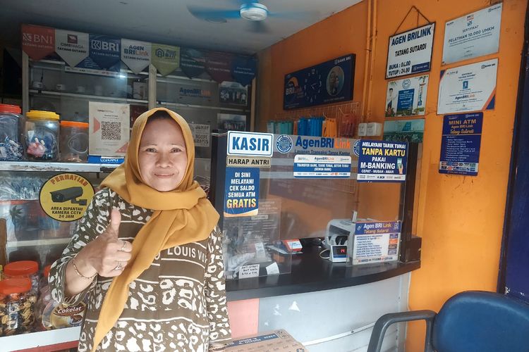 Yuli (45) agen BRILink yang berada di Jalan Proklamasi Kota Depok, Jawa Barat